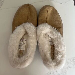 NWT women’s tan Skechers slippers.  Warm white lining. Size 8.